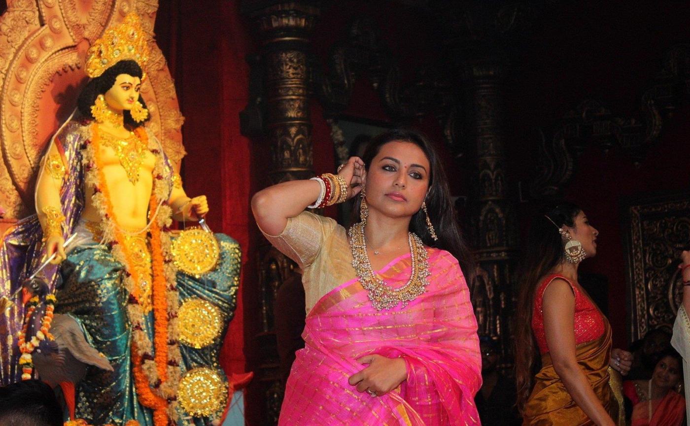 Indian Actress Rani Mukerji Celebrates Durga Puja2